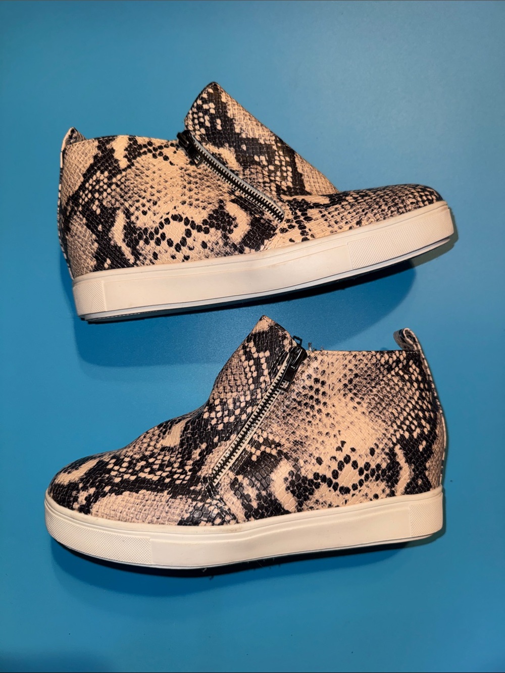 Time and Tru Brown Snakeskin Style Sneakers Shoes Sz 8.5